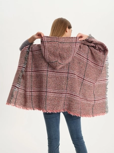 Detail eines karierten Kapuzenponchos mit klassischem Karomuster und Fransenquasten