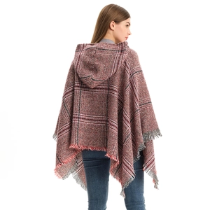 Karierter Kapuzenponcho Umhang mit Fransen in Dunkelrot und Schwarz gestrickt für Damen