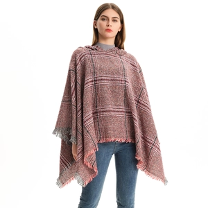Rot-schwarz kariertes Strick-Poncho-Cape mit Kapuze und Quastenbesatz auf Weiß