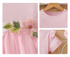 Détail de la robe de princesse rose pour filles avec broderie florale et jupe en tulle