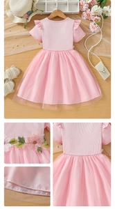Détail de robe de princesse rose pour filles avec broderie florale 3D et tulle doux