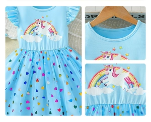 Detail von hellblauem Mädchenkleid mit Einhorndruck, Regenbogensternen und Netzärmeln