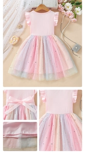 Détails de robe fille avec jupon en tulle arc-en-ciel et nœud satiné au dos