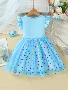Blaues Mädchen Prinzessinnenkleid mit Regenbogen-Herz-Netzrock und Flügelärmeln auf Bügel
