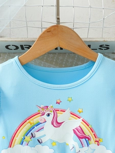 Kurzärmliges hellblaues Mädchenkleid mit Einhorn- und Regenbogen-Print am Holzbügel