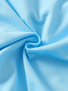 Himmelblauer Strickstoff für Einhorn-Regenbogenkleid mit weicher Mesh-Textur im Detail