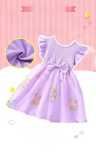 Detail eines lila Mädchenkleides mit Flatterärmeln und besticktem Tüllrock für Sommer