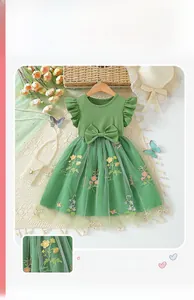 Detail der Blumenstickerei auf grünem Tüllkleid mit Volantärmeln und Spitzenbesatz