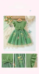Details von Blumenstickerei und feinem Netzstoff am grünen Prinzessinnenkleid für Mädchen