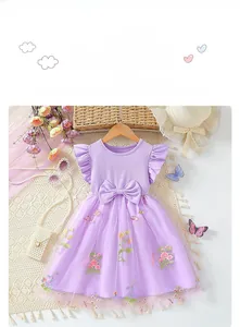 Detail des lila Tüllkleids für Mädchen mit Blumenstickerei und Taillenschleife