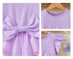 Nahaufnahme von lila Kleinkindkleid mit Stricktextur und großem Schleifendetail