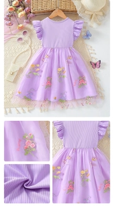Detail von lila Mädchenkleid mit Schmetterlingsstickerei und Lagen aus Netzstoff