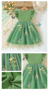 Detailansicht des grünen Mädchenkleides mit Blumen-Schmetterlings-Stickerei und Netzgewebe