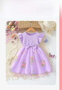 Detail von lila Mädchen-Netzkleid mit Blumenstickerei und Rüschenärmeln Akzenten