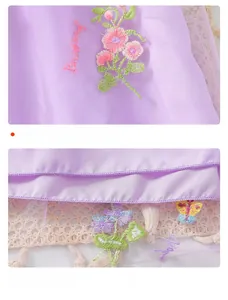 Detail des lila Tüllkleids mit Blumenstickerei und mehrlagiger Netzrock-Textur