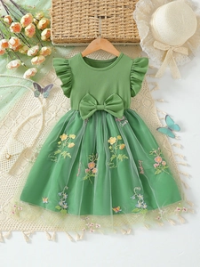 Grünes Mädchenkleid mit Flügelärmeln und floral besticktem Netzrock im Landhausstil