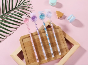 Détail de quatre stylos gel papillon mignons aux couleurs pastel avec des sommets pailletés