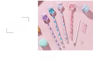 Détail de stylos à paillettes papillon avec recharge remplaçable et corps transparent