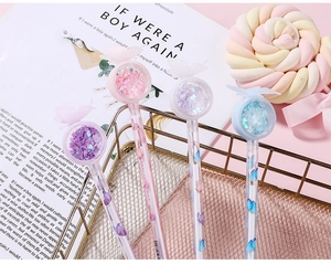 Détail de quatre stylos à paillettes papillon avec sables mouvants colorés