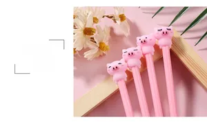 Lot de quatre stylos gel cochon rose avec des expressions mignonnes et design créatif