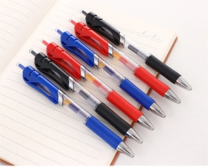 Gros plan de six stylos gel rétractables rouge, bleu et noir sur un cahier ligné