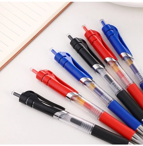 Vue détaillée de stylos gel rétractables avec corps transparents en noir, rouge et bleu