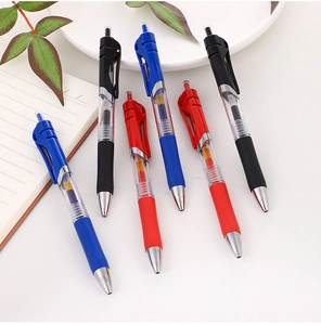 Détail de lot de 6 stylos gel rétractables en rouge, bleu et noir avec grip souple