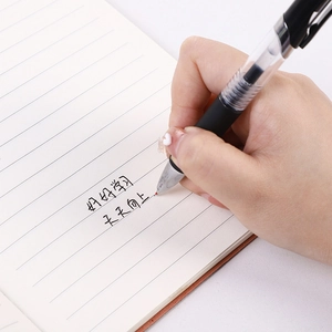 Stylo à encre gel noir 0,5mm rétractable avec grip confort sur papier ligné