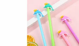 Détail de stylos gel dauphin à couronne mignons en bleu, vert, rose et violet pastel