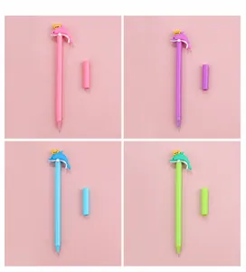 Détail de quatre stylos gel dauphin avec couronnes aux couleurs de macaron