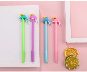 Détail de quatre stylos dauphins à couronne en vert, violet, bleu et rose pastel doux