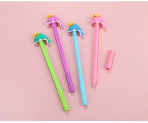 Détail de stylos dauphins mignons avec couronnes dorées en quatre couleurs macaron