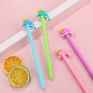 Stylos gel dauphin mignon avec couronnes dorées en quatre couleurs pastel sur fond rose
