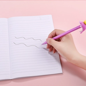 Stylo gel dauphin violet mignon 0.5mm écrivant sur une page de carnet ligné