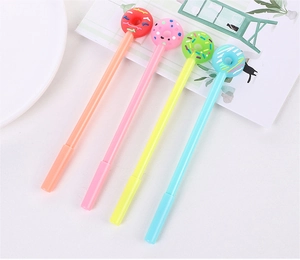 Gros plan de quatre stylos gel donut colorés en orange rose jaune et bleu clair