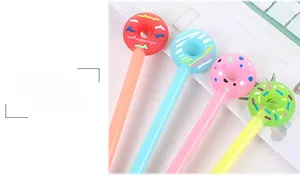 Gros plan de stylos gel donut mignons en couleurs macaron comme orange, bleu, rose et vert