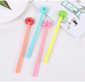 Gros plan de quatre stylos donut colorés aux tons pastels avec décors en silicone