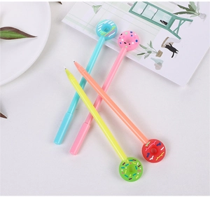 Vue détaillée de stylos gel beignet mignons en bleu ciel rose jaune et orange papeterie