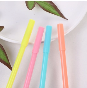 Vue détaillée de quatre stylos gel colorés en jaune, rose, bleu et orange vif