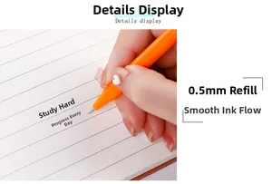 Detalle de punta de 0,5 mm del bolígrafo de gel calabaza escribiendo en un cuaderno