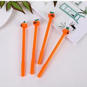 Draufsicht auf Halloween Kürbis Gelschreiber Set mit lustigen Gesichtern auf weißem Tisch