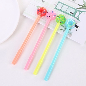 Lot de quatre stylos gel créatifs en forme de donuts aux couleurs vives sur fond blanc