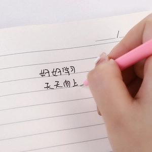 Stylo gel rose thème donut écrivant fluidement sur un carnet de notes minimaliste