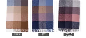 Detailvergleich von Schals mit Karomuster und Fransen in Khaki, Marine und Schwarz-Grau