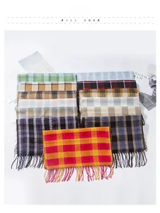 Dettaglio di sciarpe a quadri effetto cashmere con frange spesse in vari colori