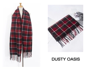Dettaglio della sciarpa a quadri rossi e neri con morbide frange e classico motivo plaid