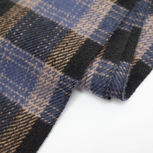 Sciarpa classica a quadri blu navy e nera con texture morbida simile al cashmere