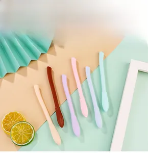 Dettaglio di penne gel creative a forma di scopa in colori macaron sulla scrivania