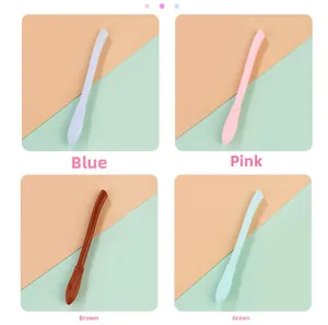 Dettaglio di quattro penne gel a forma di scopa color macaron in blu, rosa, marrone e verde