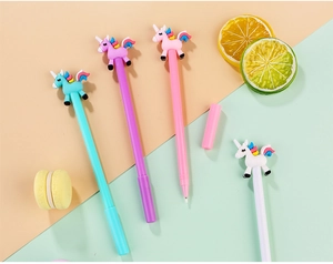 Detailaufnahme von 4 Einhorn-Gelschreiber-Set mit 3D-Regenbogenmähne-Silikonaufsätzen
